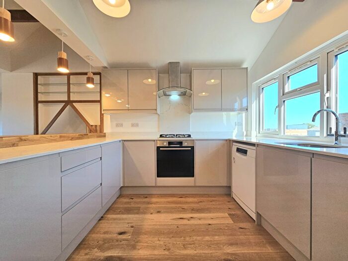 2 Bedroom Flat To Rent In Station Road, West Wickham, Kent, BR4