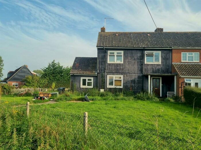 3 Bedroom Semi-Detached House For Sale In Hook Street, Royal Wootton Bassett, Swindon, SN4
