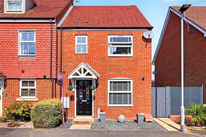 3 Bedroom End Of Terrace House For Sale In Goldfinch Crescent, Bracknell, RG12