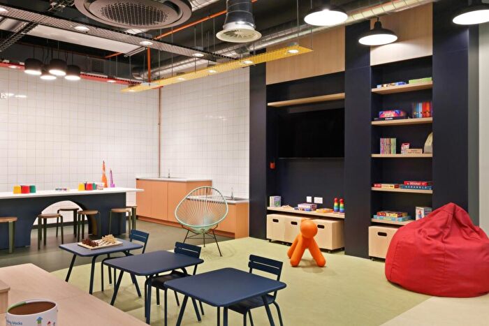 2 Bedroom Flat To Rent In Thames Quarter, Reading, RG1