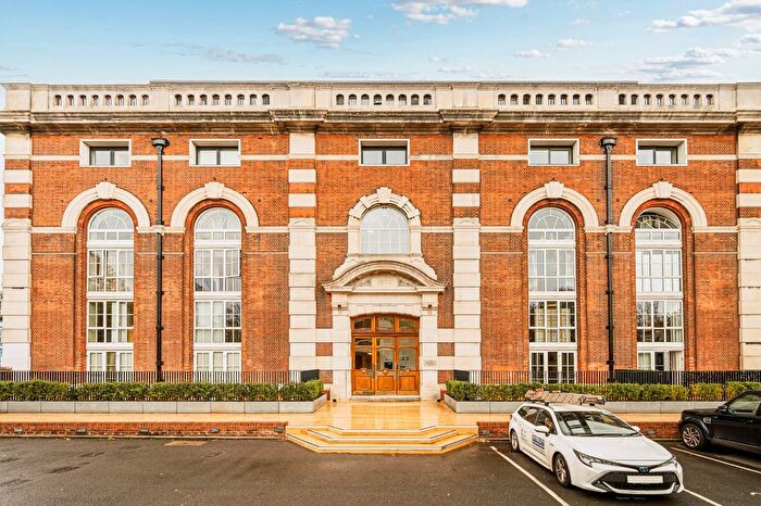 2 Bedroom Flat To Rent In Bazalgette Court, Great West Road, W6