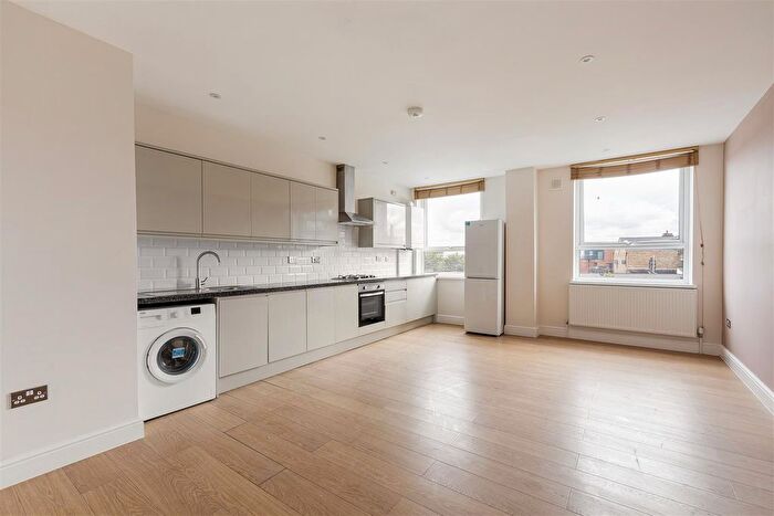 2 Bedroom Flat For Sale In Eastwood Close, South Woodford, E18