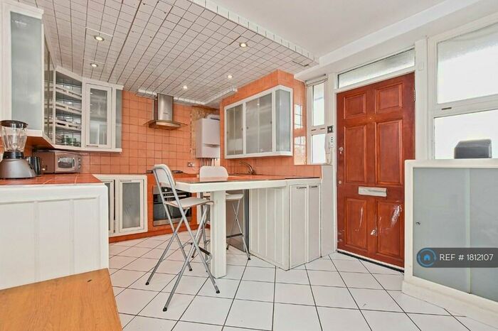 3 Bedroom Flat To Rent In Custance House, London, N1