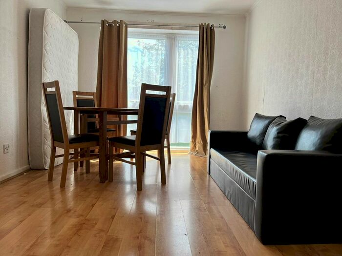 1 Bedroom Flat To Rent In Dellow Close, Ilford, IG2