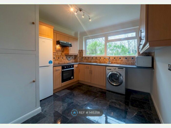 2 Bedroom Flat To Rent In Gateway Close, Northwood, HA6