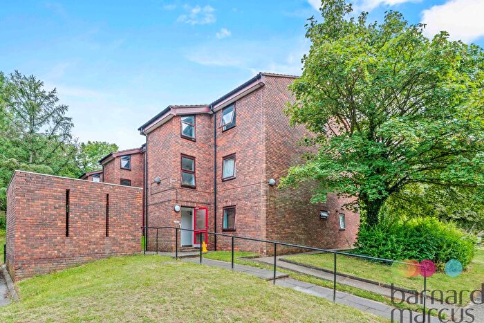 2 Bedroom Flat To Rent In Springfield Close, London, N12