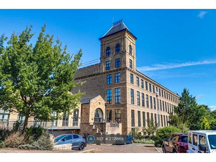 2 Bedroom Flat To Rent In Meadow Road, Bradford, BD10