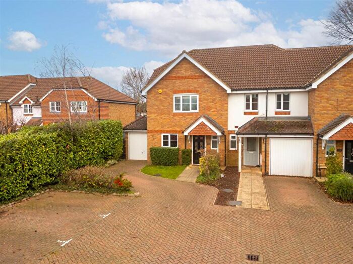 3 Bedroom End Of Terrace House For Sale In Turnpike End, Aylesbury, HP21