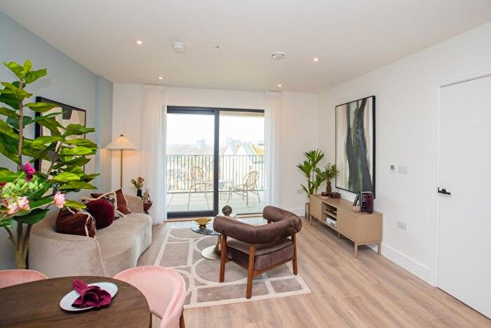 1 Bedroom Flat For Sale In Hawks Raod, Kingston Upon Thames, KT1