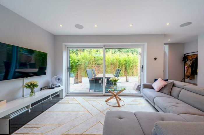 3 Bedroom Semi-Detached House To Rent In Surbiton Hill Road, Surbiton, KT6