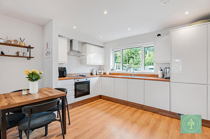 1 Bedroom End Of Terrace House For Sale In Barber Close, Winchmore Hill, London, N21