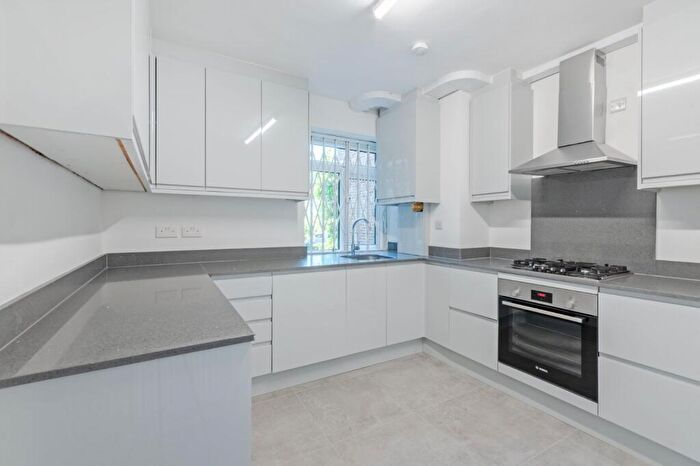 3 Bedroom Flat To Rent In Brondesbury Park, Brondesbury, NW6