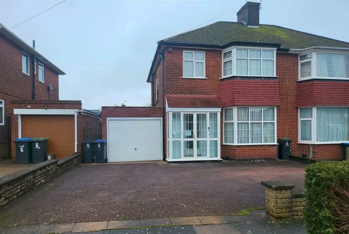 3 Bedroom House To Rent In Lonsdale Drive, Oakwood/Enfield, EN2