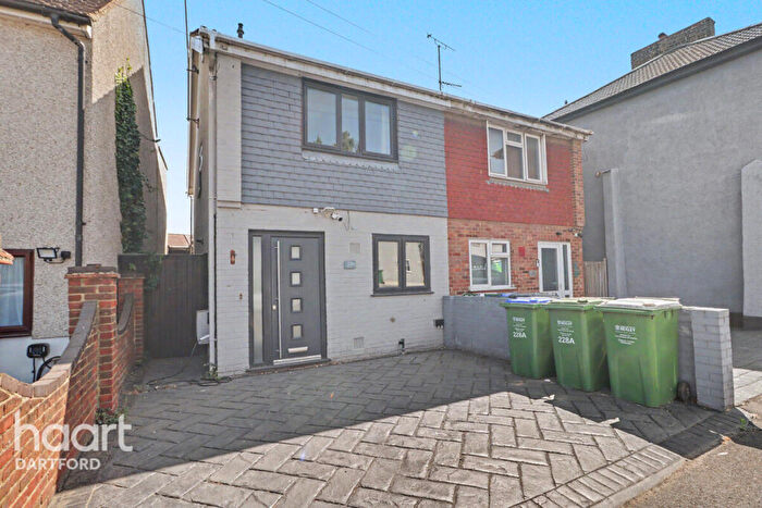 3 Bedroom Semi-Detached House For Sale In Iron Mill Lane, Dartford, DA1