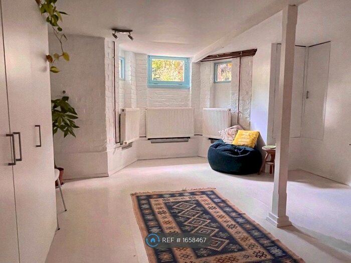 1 Bedroom Flat To Rent In Basement, London, N16