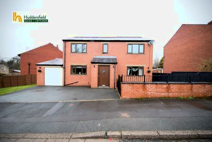 3 Bedroom Detached House For Sale In Turnshaw Avenue, Huddersfield, HD8