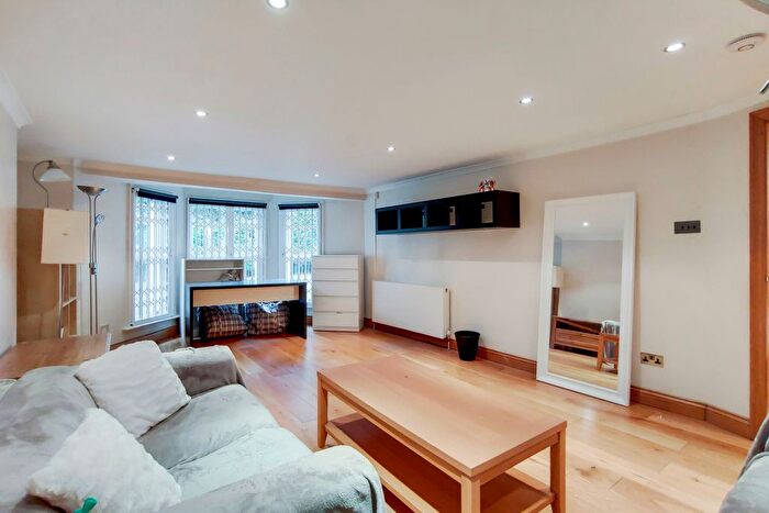 3 Bedroom Flat To Rent In Cathcart Hill, London, N19