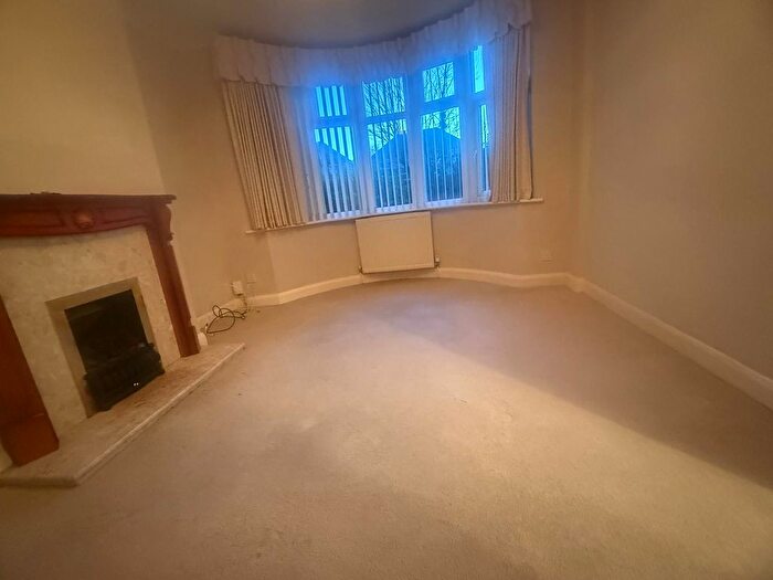 3 Bedroom Semi-Detached House To Rent In Somerset Avenue, Luton, LU2