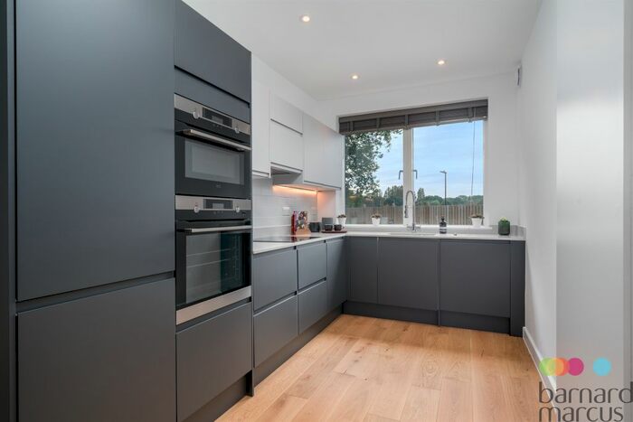 3 Bedroom Terraced House For Sale In Oak Grove, Muswell Hill, London, N10