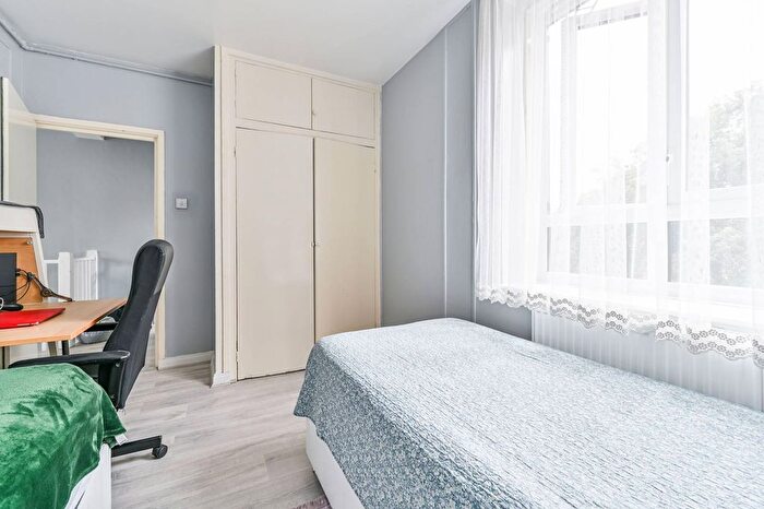 2 Bedroom Flat To Rent In Fawcett Estate, Stoke Newington, London, E5