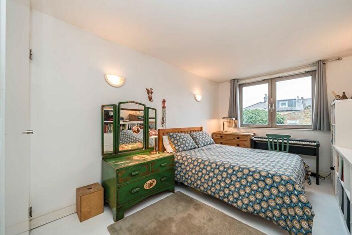 2 Bedroom Flat For Sale In Lower Clapton Road, London, E5
