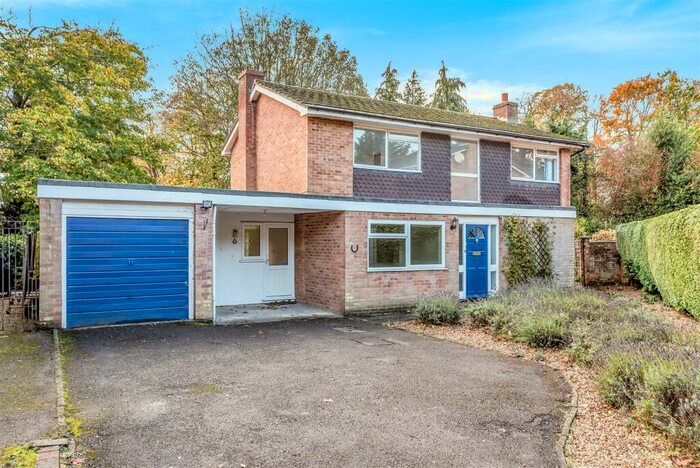 4 Bedroom House To Rent In Clarewood Drive, Camberley, GU15