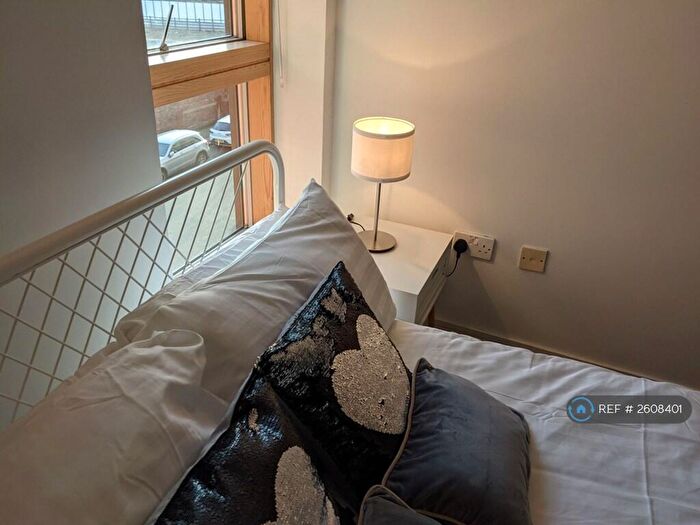 2 Bedroom Flat To Rent In Cromwell Court, Leeds, LS10
