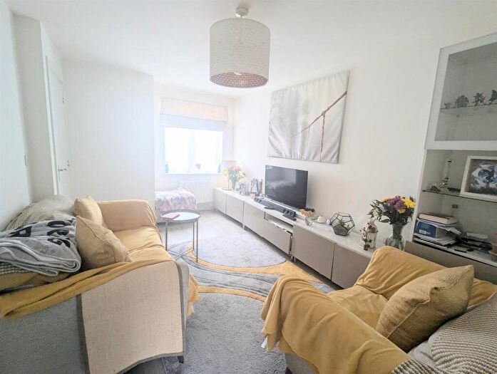 2 Bedroom Semi-Detached House For Sale In Edwards Drive, Fair Oak, SO50