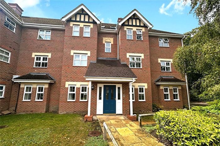 2 Bedroom Flat To Rent In Kingsley Square, Fleet, Hampshire, GU51