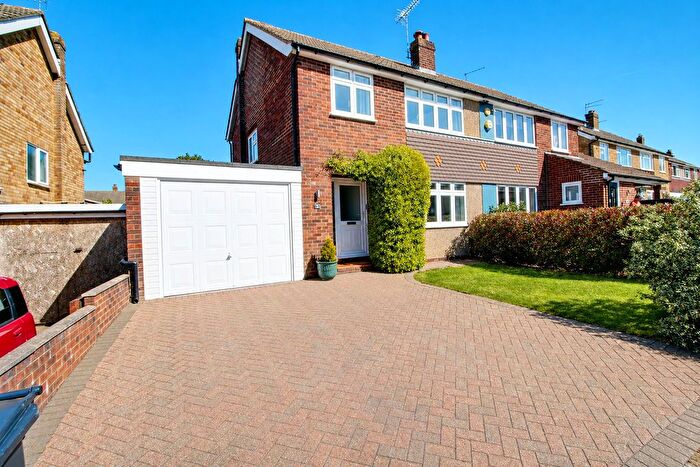 3 Bedroom Semi Detached House For Sale In Pembroke Drive, Goffs Oak, EN7