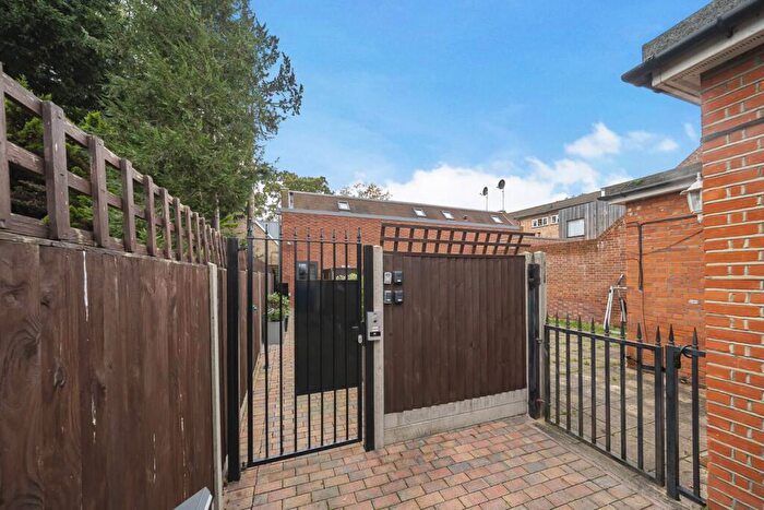 2 Bedroom Maisonette To Rent In Elm Park, Stanmore, HA7