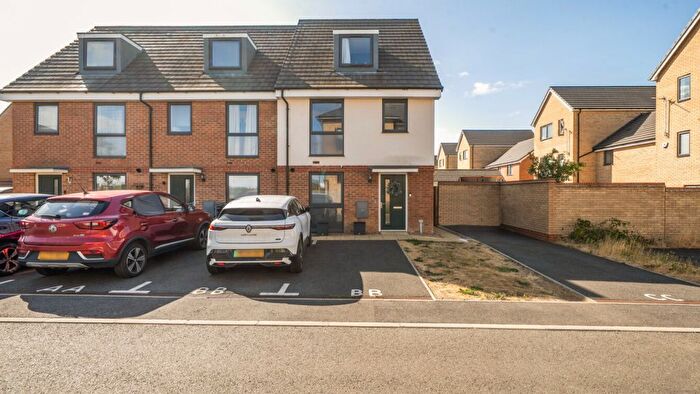 4 Bedroom End Of Terrace House For Sale In Glebe Farm, Milton Keynes, MK17