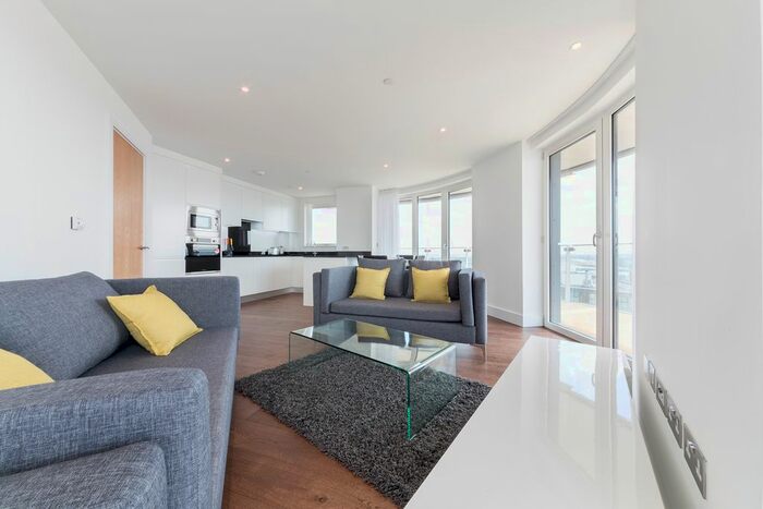 3 Bedroom Flat To Rent In Gateway Tower, Western Gateway, Royal Victoria, London, E16