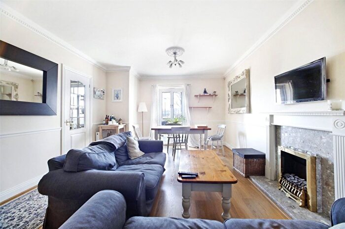 2 Bedroom Flat To Rent In Raleigh Court, Clarence Mews, London, SE16