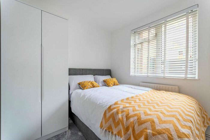3 Bedroom Flat To Rent In Thorncroft Street, Nine Elms, London, SW8