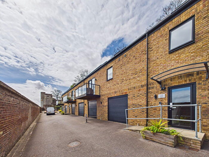 2 Bedroom Apartment For Sale In Castle Point Upnor, Rochester, ME2
