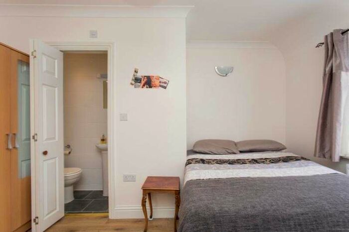 House To Rent In The Green, London, W3