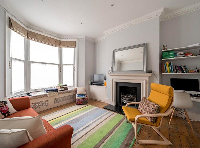2 Bedroom Maisonette For Sale In Kilburn Park Road, London, NW6