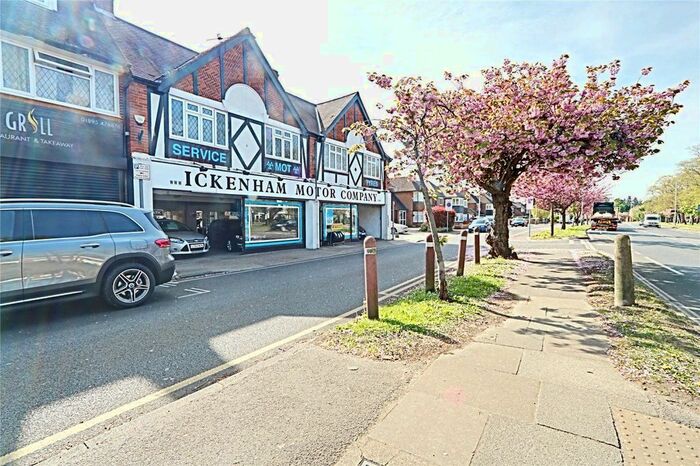 3 Bedroom Flat To Rent In Long Lane, Ickenham, UB10