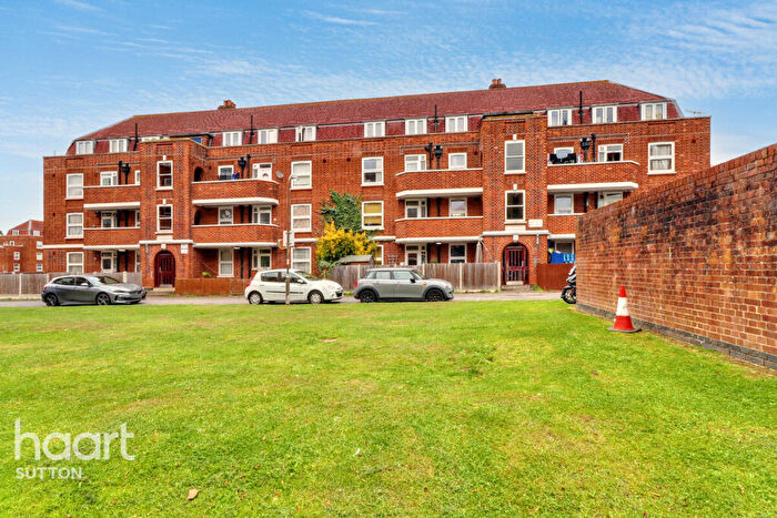 2 Bedroom Flat For Sale In Hatfeild Mead, Morden, SM4