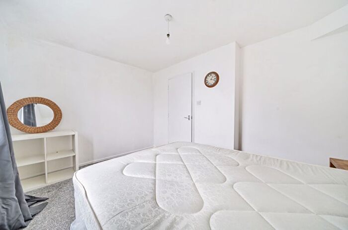 1 Bedroom Flat For Sale In Felixstowe Court, Galleons Lock, E16