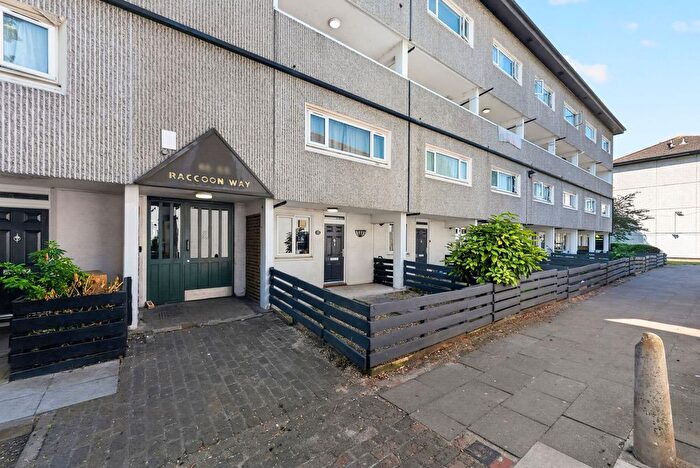 3 Bedroom Flat For Sale In Raccoon Way, Hounslow, TW4