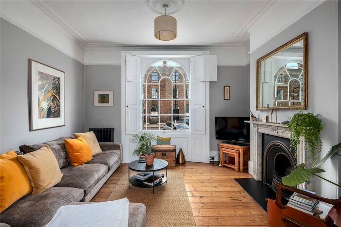 2 Bedroom Flat To Rent In Sutton Place, Hackney, London, E9