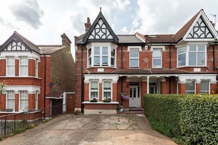 3 Bedroom Apartment To Rent In The Avenue, Highams Park, E4