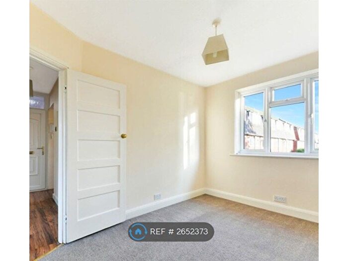 2 Bedroom Flat To Rent In Central Gardens, Morden, SM4