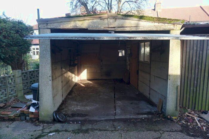 Parking/garage To Rent In Preston Gardens, Gants Hill, Essex, IG1