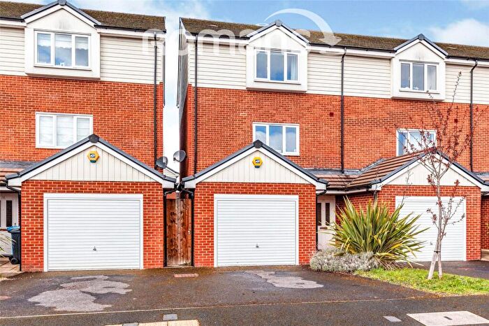 3 Bedroom End Of Terrace House For Sale In Homers Road, Windsor, Berkshire, SL4