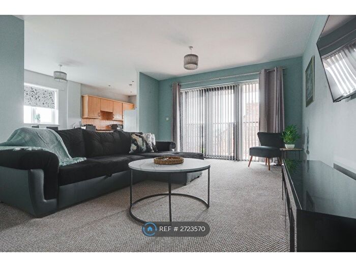 2 Bedroom Flat To Rent In Hyde Road, Manchester, M18