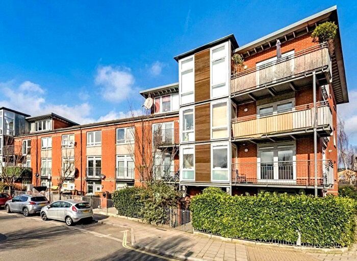 2 Bedroom Flat To Rent In Hunt Close, London, W11