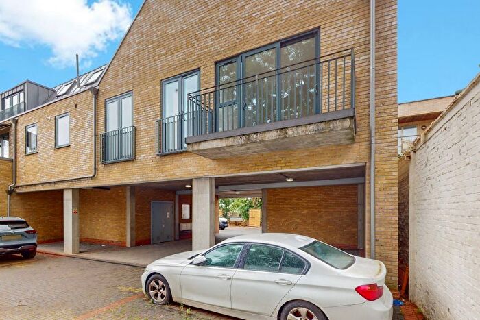 1 Bedroom Flat To Rent In Dignam Close, Cricklewood, NW2